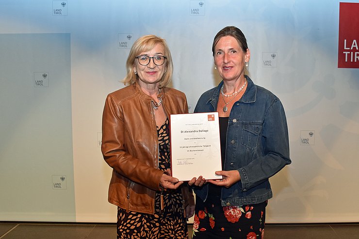Beate Palfrader ehrte langjährige ehrenamtliche MitarbeiterInnen im Büchereiwesen. Im Bild: Beate Palfrader mit Alexandra Dallago, Bücherei Allerheiligen.