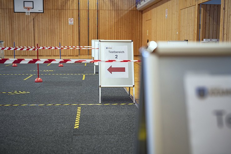 Mittels Beschilderung und Bodenmarkierungen werden die TestteilnehmerInnen vor Ort geleitet. 