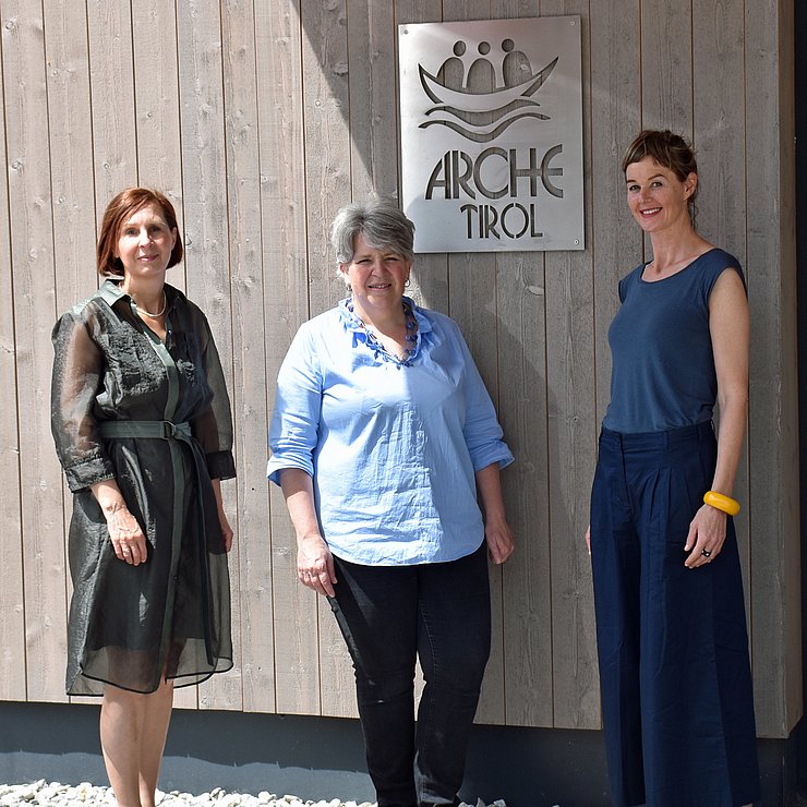 Lokalaugenschein im Archehaus in Steinach am Brenner: Landesrätin Gabriele Fischer mit Gemeinschaftsleiterin Sidonie Tomaschitz und der Leiterin des Basalen Bereichs Katrin Penz.