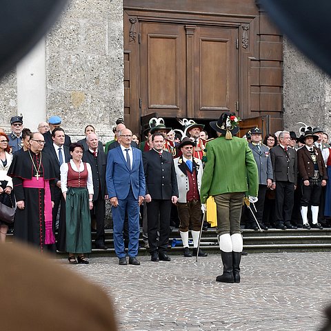 Menschen versammeln sich zur Erneuerung des Herz-Jesu-Gelöbnisses