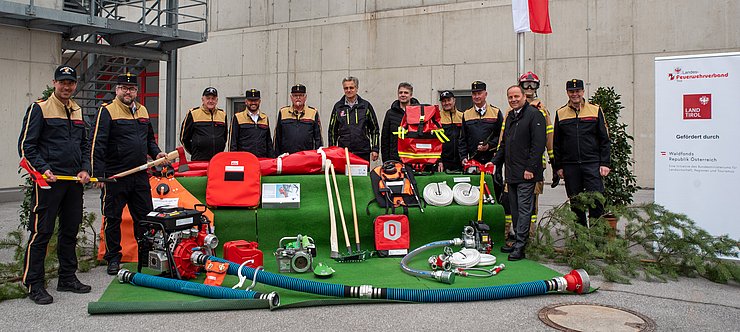 Übergabe der Spezialausrüstung an die Feuerwehr-Vertreter des Bezirks Landeck