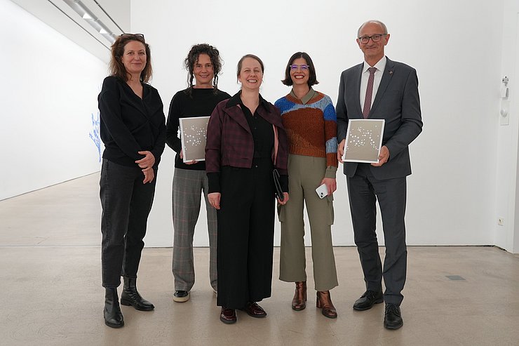 Bei der Buchpräsentation von re.: Landeshauptmann Anton Mattle, Nina Tabassomi, Direktorin TAXISPALAIS Kunsthalle Tirol, Rosmarie Lukasser, Kuratorin Silvia Höller und Autorin Ivona Jelčić.
