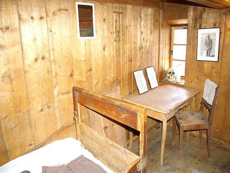 Blick in eine Schlafkammer im "s'Paules und 's'Seppls Haus"