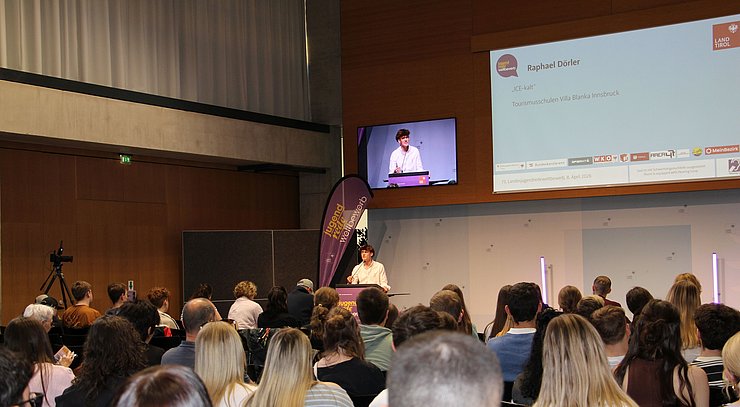 Jugendlicher spricht vor Publikum