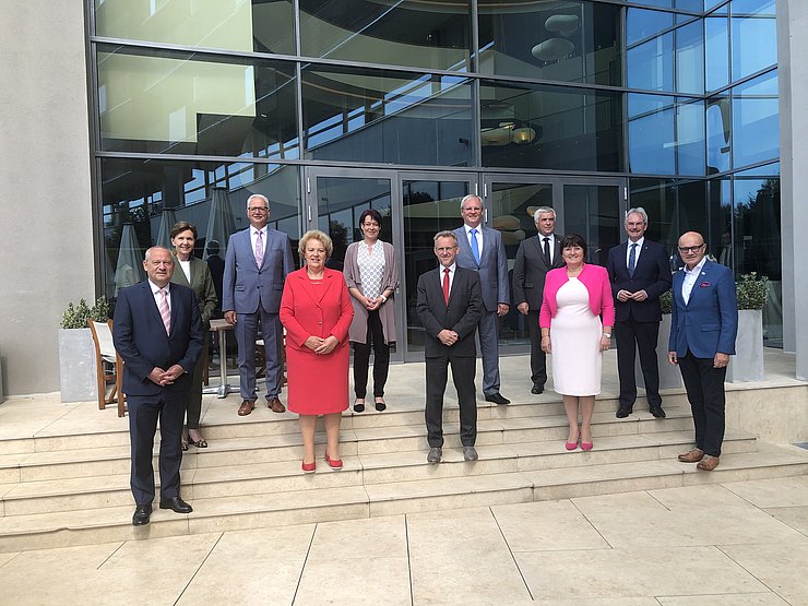 Die PräsidentInnen der österreichischen Landtage sowie von Südtirol trafen sich im burgenländischen Stegersbach zur halbjährlichen Konferenz: (v.li.) Wolfgang Stanek (OÖ), Brigitta Pallauf (Szbg), Reinhart Rohr (Ktn), Verena Dunst (Bgld), Sonja Ledl-Rossmann (Tirol), Ernst Woller (Wien), Harald Sonderegger (Vbg), Josef Noggler (Südtirol), Manuela Khom (Stmk), Karl Wilfing (NÖ) und Bundesratspräsident Robert Seeber.