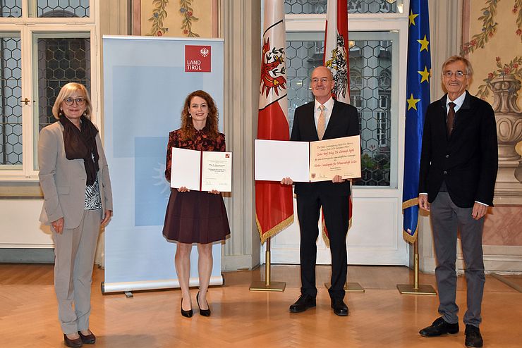 V.l. LRin Palfrader, Förderpreisträgerin Gabriella Koltai, Preisträger Christoph Spötl und Universitätsrektor Tilmann Märk. 