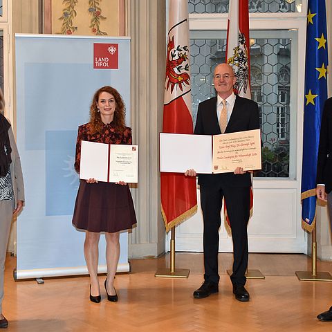 V.l. LRin Palfrader, Förderpreisträgerin Gabriella Koltai, Preisträger Christoph Spötl und Universitätsrektor Tilmann Märk. 