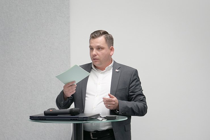 © Land Tirol/Dominik Mann beim Sprechen