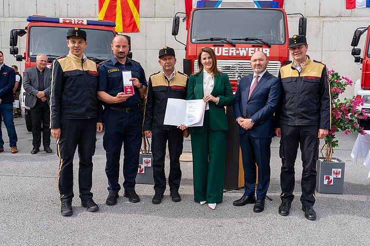 © Landesfeuerverband Tirol/Lintner Auszeichnung des Mitbegründers des Feuerwehrprojektes Tirol-Kroatien vor 15 Jahren Tomislav Stokic mit dem Verdienstzeichen des Landes-Feuerwehrverbandes Tirol Stufe IV in Bronze.
