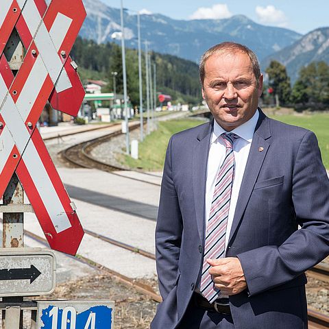 Wichtiger Bestandteil der Umfahrung Fügen ist laut LHStv Josef Geisler die Beseitigung mehrerer teils unfallträchtiger Eisenbahnkreuzungen. 
