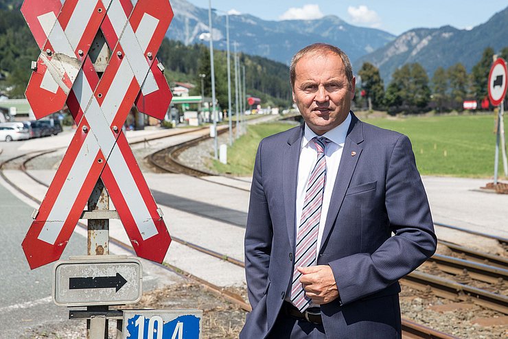 Das Bauvorhaben "Umfahrung Fügen" bringt mehr Sicherheit. Wichtiger Bestandteil ist laut LHStv Geisler die Beseitigung mehrere teils unfallträchtiger Eisenbahnkreuzungen.