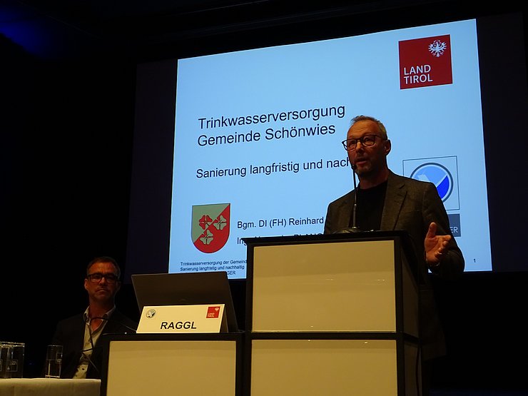 © Land Tirol/Marx Bgm.. DI (FH) Reinhard Raggl am Rednerpult
