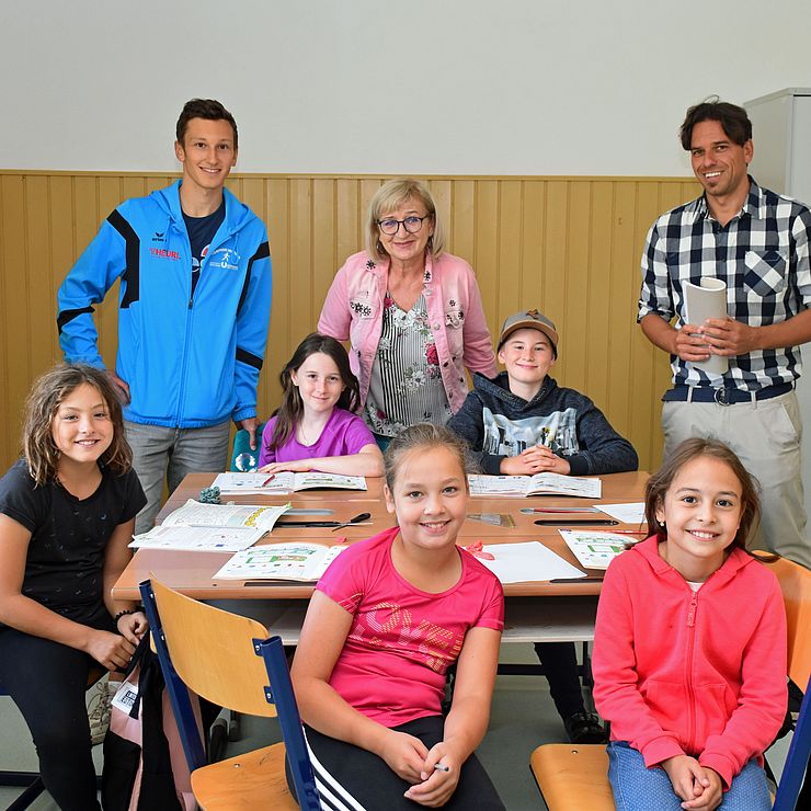 In der Sommerschule Wildmoos wird neben einem Freizeitprogramm auch für die Schule gelernt. Im Bild: Landesrätin Beate Palfrader mit einem Betreuer (links) und Organisator Christian Biendl sowie betreuten Kindern. 