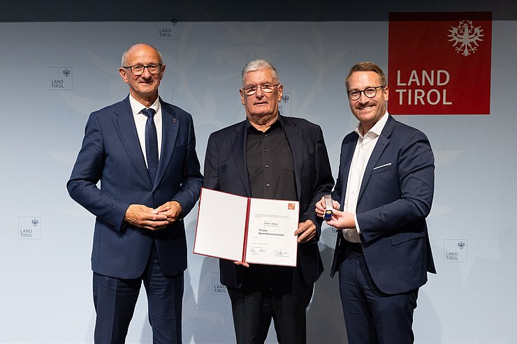 Verleihung Tiroler Sportehrenzeichen 2026, v. l. n. r. LH Anton Mattle, Hubert Hotter, 1. LHStv. Philip Wohlgemuth