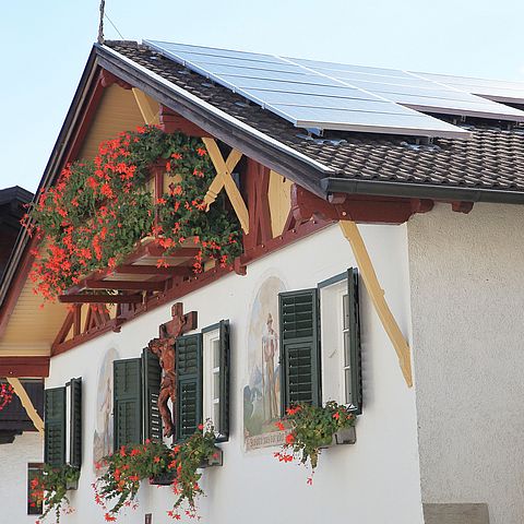 Bauernhaus mit Solarzellen am Dach