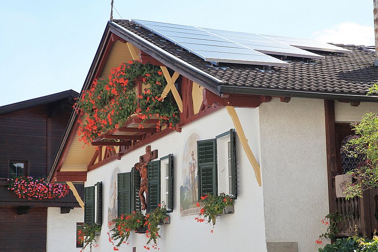 Bauernhaus mit Solarzellen am Dach