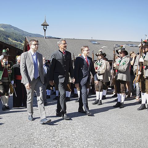 (Von li.:) LH Maurizio Fugatti, LH Arno Kompatscher und LH Günther Platter beim Abschreiten der Front der Schützenkompanie Alpbach.