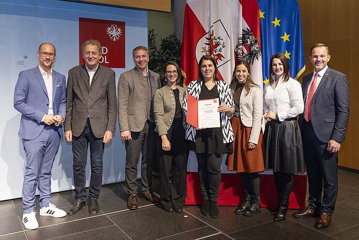 Neuverleihung "Ausgezeichneter Tiroler Lehrbetrieb" an das Hotel Klosterbräu: V. li. LR Mario Gerber, Erwin Zangerl (Präsident Arbeiterkammer Tirol), Wolfgang Riess (operativer Direktor und Gastgeberfamilie), Daniela Neuner (Human Resources), Dora Heilmann (Human Resources Projekte), Coleen Aigner (Direktionsassistenz Schwerpunkt Human Resources), LRin Astrid Mair und David Narr (Fachkräftekoordinator Wirtschaftskammer Tirol).  