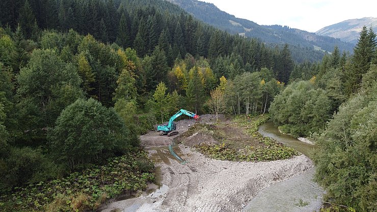 Während den Arbeiten wurde die Vils in ihr altes Bachbett umgeleitet. Die Sicherung der Böschung erfolgte mit massiven Flussbausteinen.