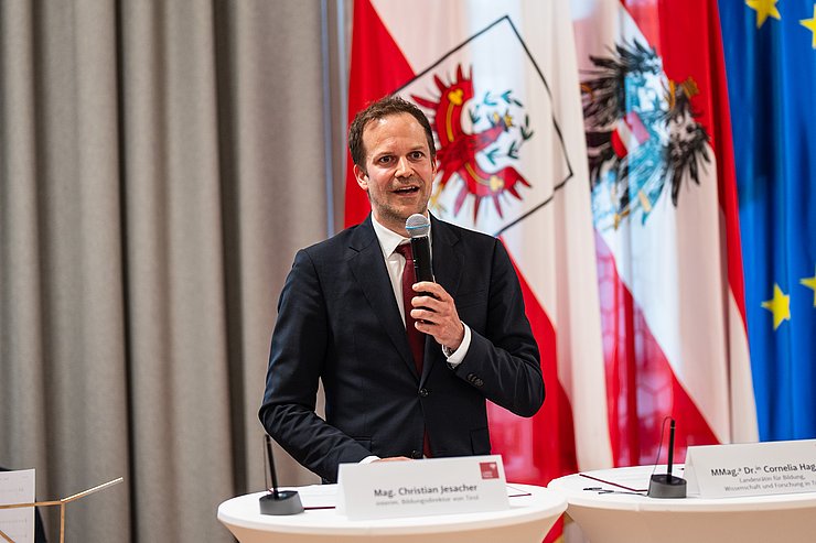 Jesacher steht hinter einem Stehtisch.