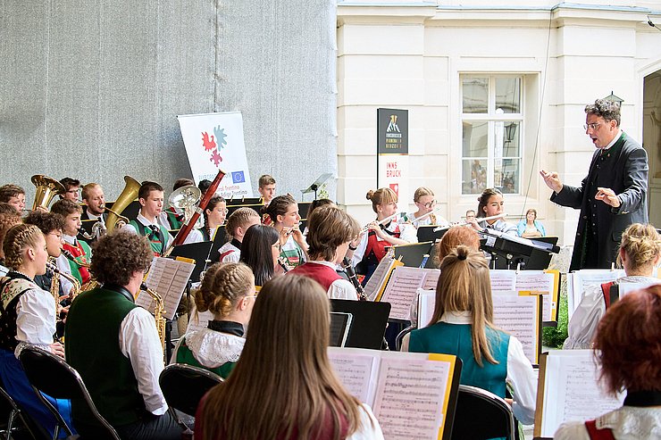 © Wolfgang Alberty Orchester beim Spielen, vorne Dirigent