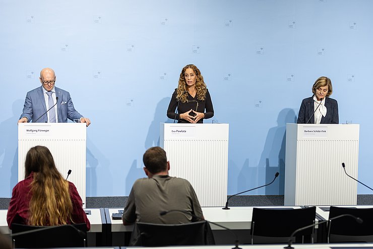 © Land Tirol/Seinlechner Personen an Redepulten