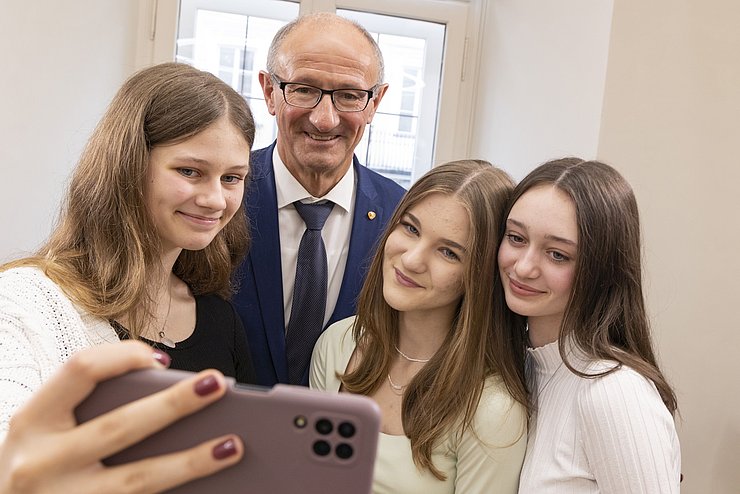 Im Anschluss machten die Schülerinnen und Schüler Fotos mit dem Landeshauptmann