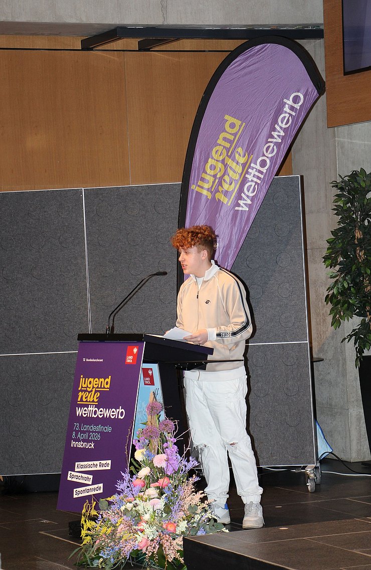 Jugendlicher spricht vor Publikum