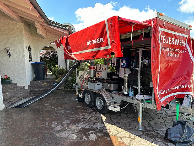Anhänger mit großer Pumpe darauf