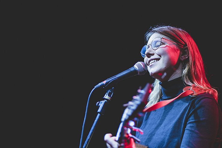 Im vergangenen Jahr ging Jasmin Franceschini mit ihrem Soloprojekt „Helianth“ bei UploadSounds als Siegerin hervor.