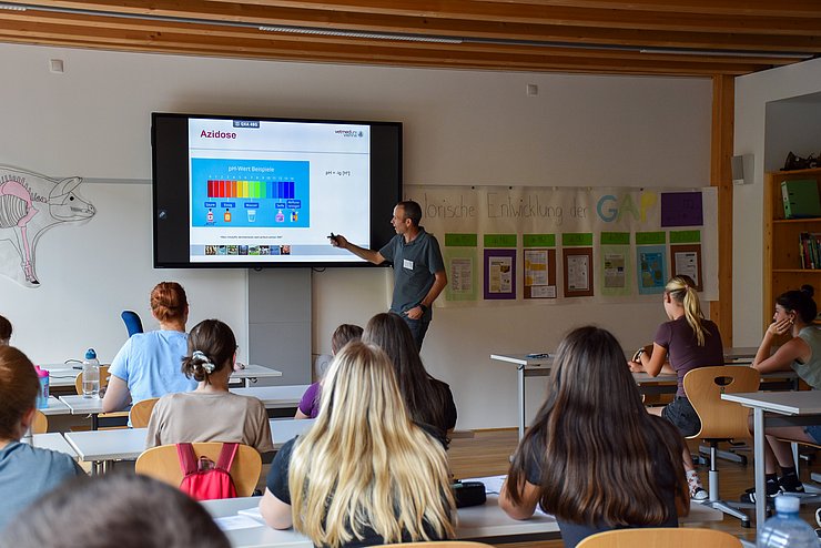 © Land Tirol/Jansenberger Mann hält Vortrag in einem Klassenzimmer.