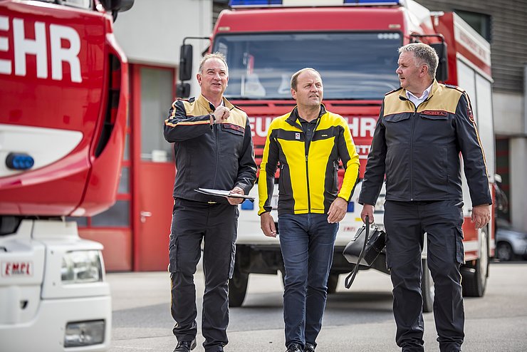 Tirols Feuerwehren gehen mit einem modernen Feuerwehrgesetz in die Zukunft. Lan-desfeuerwehrkommandant Peter Hölzl, Sicherheitsreferent LHStv Josef Geisler, Lan-desfeuerwehrinspektor Alfons Gruber (von li.).