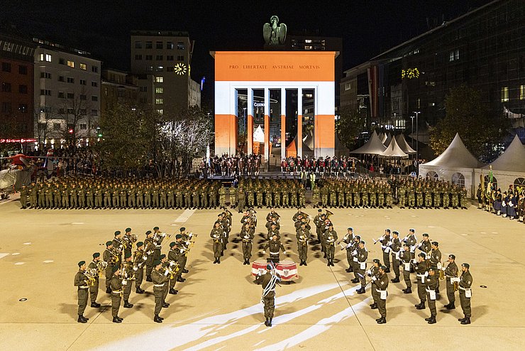 Aufführung des Großen Österreichischen Zapfenstreichs am Landhausplatz in Innsbruck.