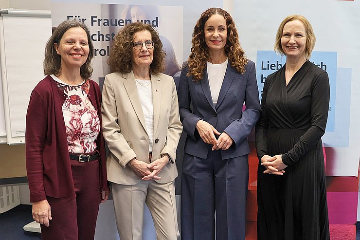 Personen stehen nebeneinander