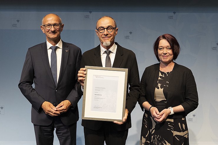 © Land Tirol/Sedlak LH Anton Mattle und LTPin Sonja Ledl-Rossmann mit dem Geehrten Rudolf Knapp (Facharzt für Radiologie in Kufstein), der sich künftig „Obermedizinalrat“ nennen darf.