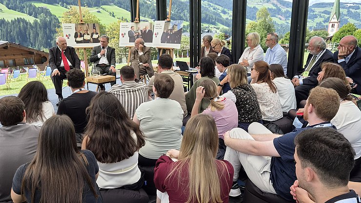 © Armin Gluderer/Euregio 3 LH a.D. auf Podium sprechend