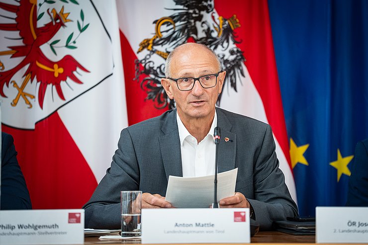 © Land Tirol/Fitsch LH Mattle sitzt und redet