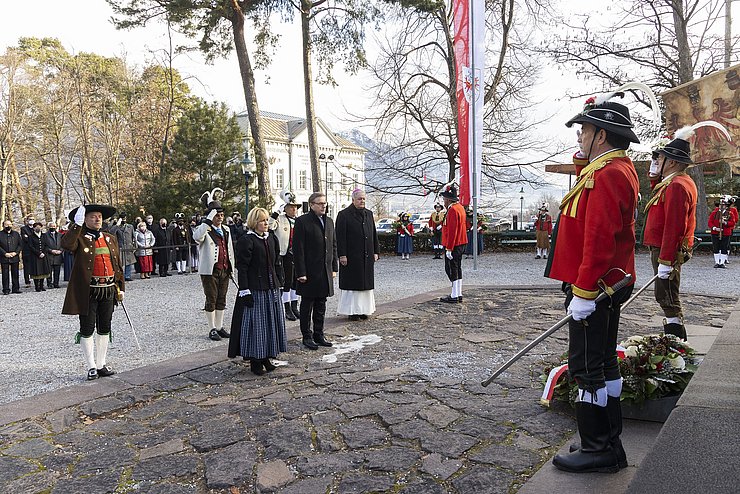 Anlässlich des 212. Todestags von Andreas Hofer wurde ein Kranz am Denkmal am Bergisel niedergelegt.