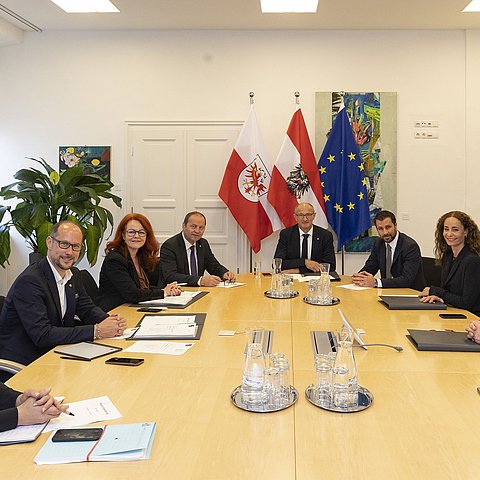 Erste Arbeitssitzung der neuen Tiroler Landesregierung im Innsbrucker Landhaus (v.li.): LRin Astrid Mair, LR Mario Gerber, LRin Cornelia Hagele, LHStv Josef Geisler, LH Anton Mattle, LHStv Georg Dornauer, LRin Eva Pawlata und LR René Zumtobel. 