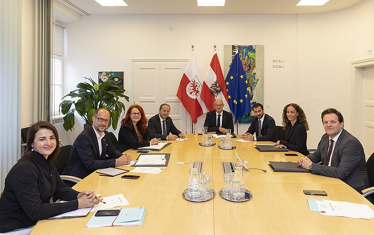 Erste Arbeitssitzung der neuen Tiroler Landesregierung im Innsbrucker Landhaus (v.li.): LRin Astrid Mair, LR Mario Gerber, LRin Cornelia Hagele, LHStv Josef Geisler, LH Anton Mattle, LHStv Georg Dornauer, LRin Eva Pawlata und LR René Zumtobel. 