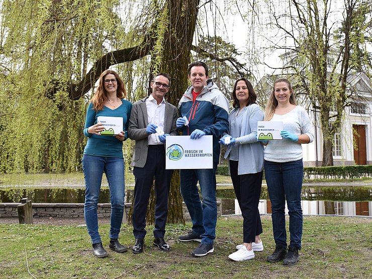 Gruppenfoto vor Teich