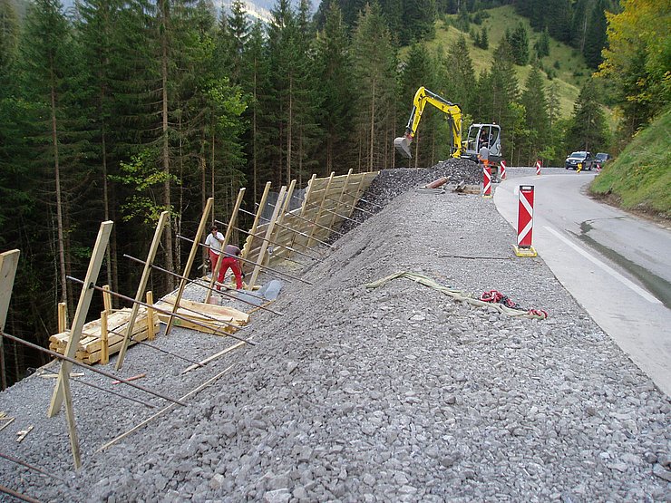 Errichtung einer talseitig verankerten Holzstützwand