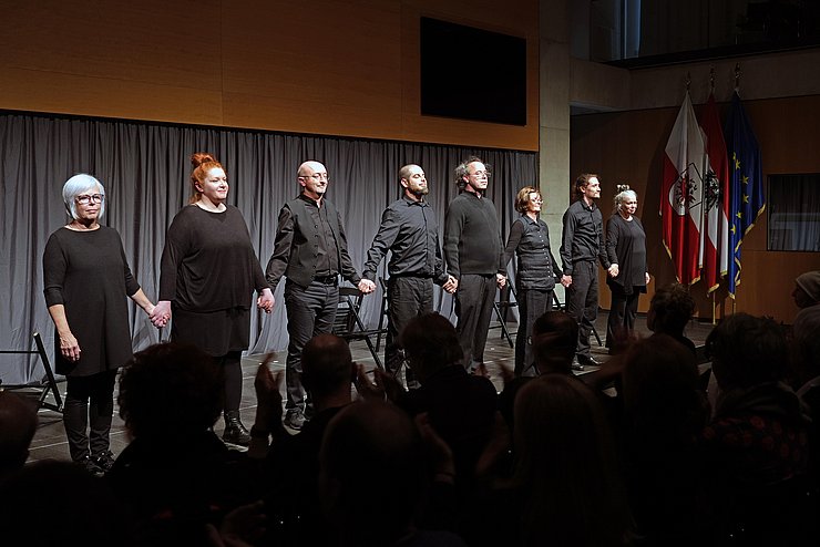 Das Publikum im restlos vollen Großen Saal des Innsbrucker Landhauses dankte der Theatergruppe mit stehenden Ovationen. 