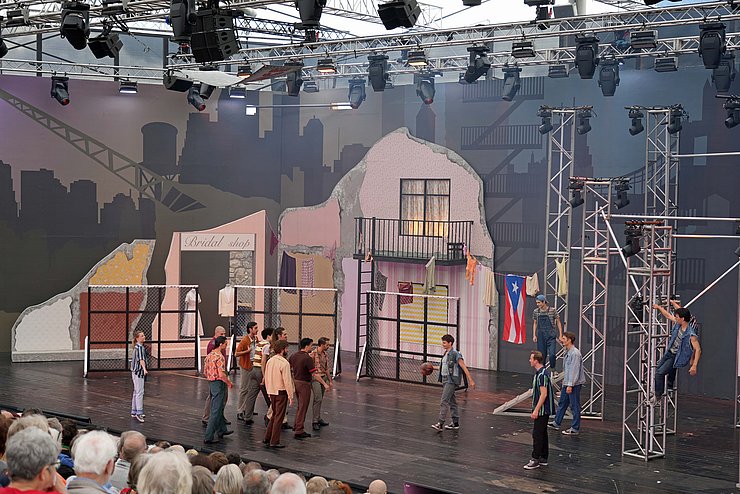 SchauspielerInnen auf Bühne