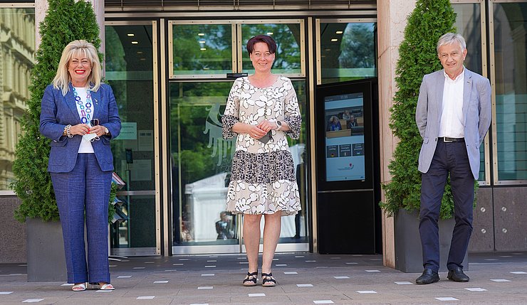 © Südtiroler Landtag/Werth Landtagspräsidentin Sonja Ledl-Rossmann (Mitte) traf sich in Bozen mit ihren AmtskollegInnen Rita Mattei und Walter Kaswalder.