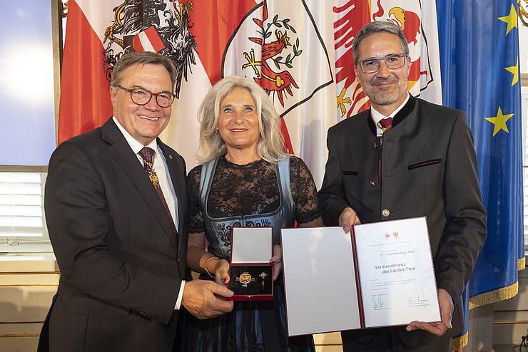 Cornelia Lass-Flörl erhielt das Verdienstkreuz für die Verdienste um das Gesundheitswesen in Tirol, insbesondere um die Mikrobiologie. 