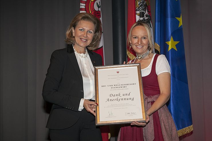 Wirtschaftslandesrätin Patrizia Zoller-Frischauf mit Maria Hauser vom Bio- und Wellnessresort Stanglwirt.