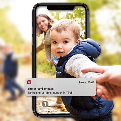 Familie mit dem digitalen Familienpass
