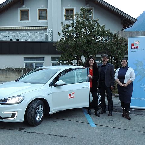 LHStvin Ingrid Felipe freut sich mit BH Olga Reisner und dem Virgener Bürgermeister und RMO-Obmann Dietmar Ruggenthaler über das neue E-Auto.