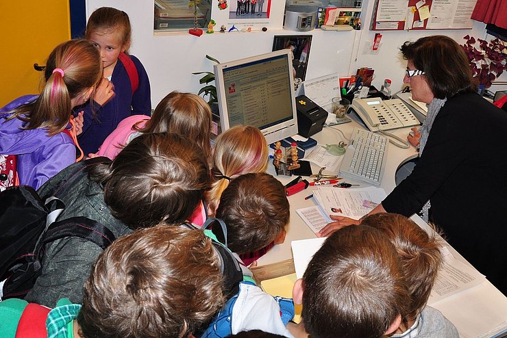 Die Schülerinnen und Schüler beim Besuch im Bürgerservice.